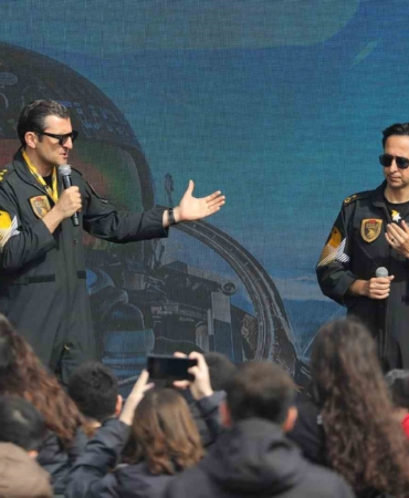 SOLOTÜRK pilotları İstanbul’da vatandaşlarla bir araya geldi