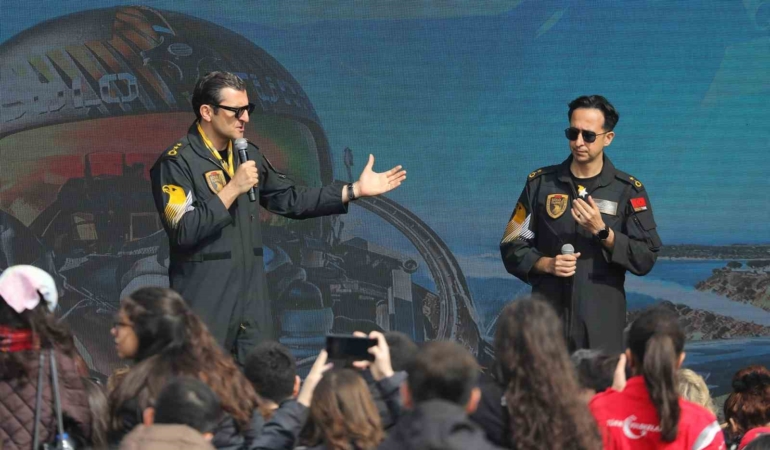 SOLOTÜRK pilotları İstanbul’da vatandaşlarla bir araya geldi