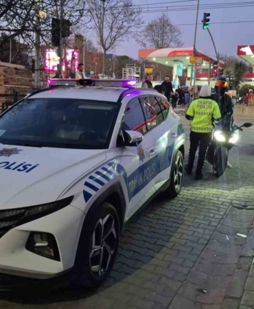 Sultangazi’de motosiklet yayaya çarptı: Kaza anı kamerada