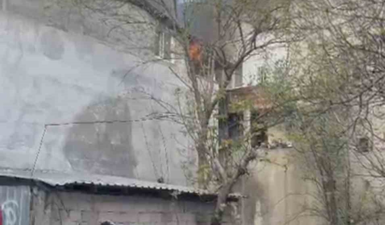 Çatı katında korkutan yangın… Mahalleli sokağa döküldü, çatı küle döndü