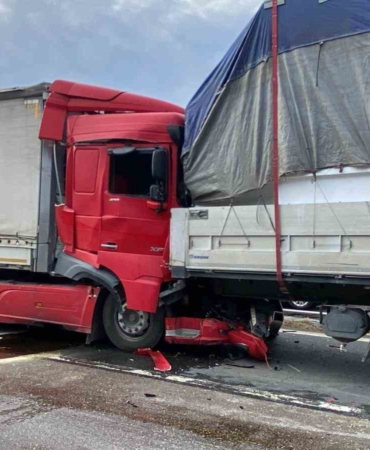 Kocaeli TEM’de 6 tır birbirine girdi: Ankara yönü trafiğe kapandı