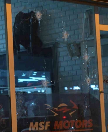 Alacak-verecek kavgası kanlı bitti: İş yerini uzun namlulu silahla taradılar, 4 kişi yaralandı