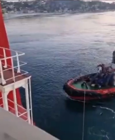 Sarıyer’de yalıya metreler kala karaya oturan konteyner gemisi yüzdürüldü