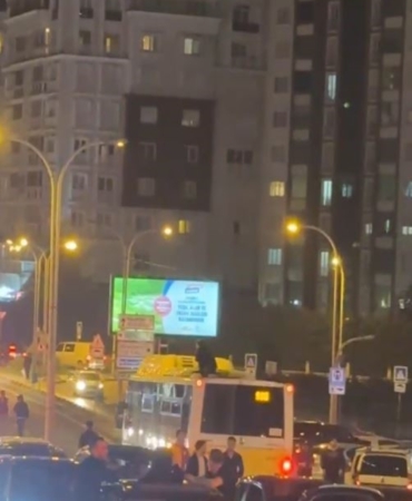 Galibiyet kutlamalarında Galatasaylı taraftar otobüsün üzerinde yolculuk yaptı