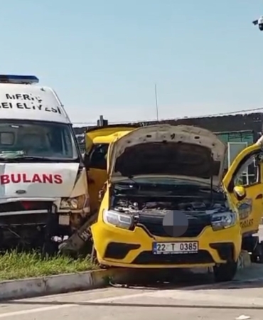 Edirne’de ambulans ile taksi çarpıştı: 5 yaralı
