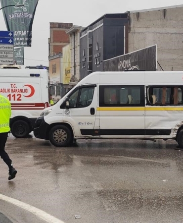 Kamyon ile servis minibüsü çarpıştı 4 kişi yaralandı