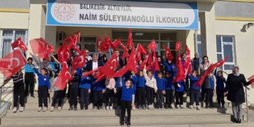 Okullarda Türk bayraklı tören