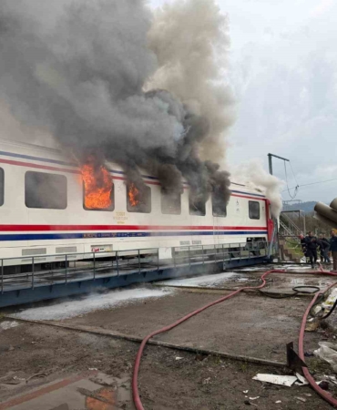 Yeni üretilen vagon alev alev yandı