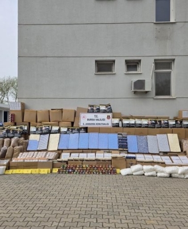 Bursa’da kaçak tütün baskını: Depo ve araçlardan servet çıktı