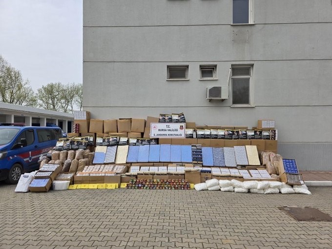 Bursa’da kaçak tütün baskını: Depo ve araçlardan servet çıktı