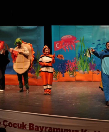 Çocuklar tiyatro oyununda kahkahalara boğuldu