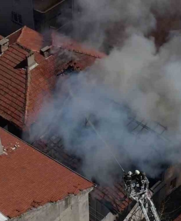 Çatı yangınında annenin dikkati faciayı önledi