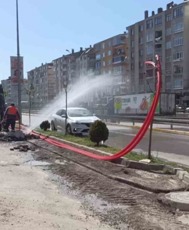 Kazı yaparken su borusu patladı, tazyikli su caddeyi esir aldı