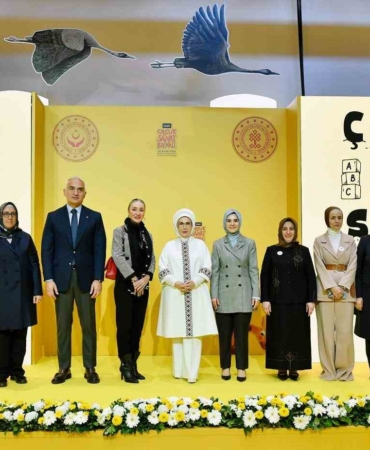 Emine Erdoğan: "Ailelerimiz, mutlaka çocuklarını Türk edebiyatına teşvik etmeli"