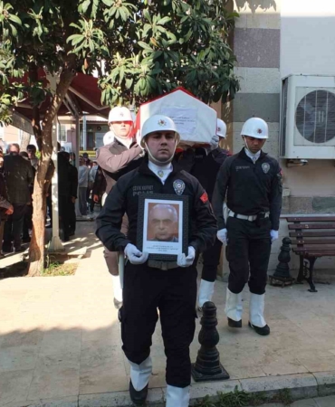 Burhaniye’de emekli müdür törenle toprağa verildi