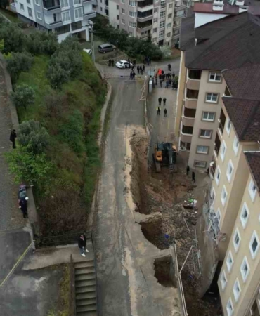 Bursa’da korkutan göçük havadan görüntülendi...Balkonlar yıkıldı, araçlar enkaz altında