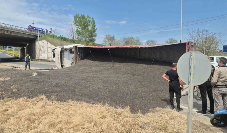Tekirdağ’da ayçiçeği çekirdeği yüklü tır devrildi, trafik kilitlendi
