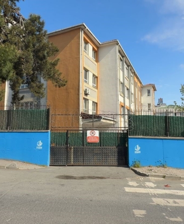 Kırmızı ışık ihlali yapan İETT otobüsü çocuğu altına aldı: O anlar kamerada