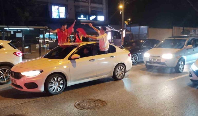 A Milli Takım’ın Dünya Kupası bileti alması vatandaşları Bağdat Caddesi’ne döktü