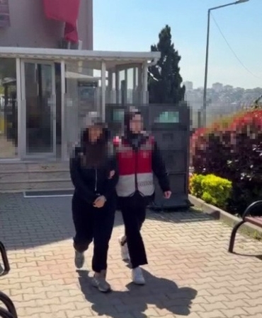 Köpeği camdan sarkıttı, o anları kayda aldı