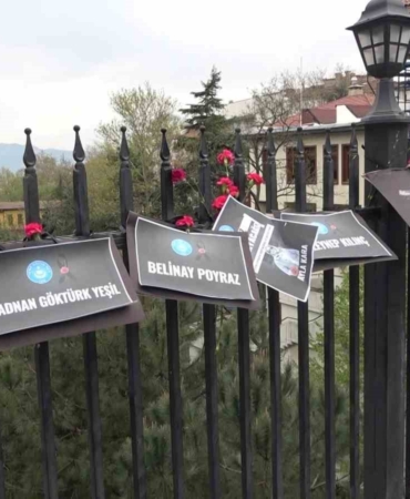 Bursa’da Setbaşı Köprüsü karanfillerle donatıldı