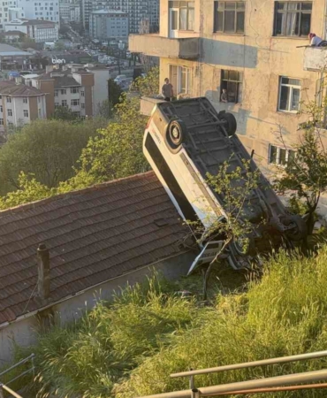 Kağıthane’de servis aracı gecekondunun çatısına uçtu: 1 yaralı