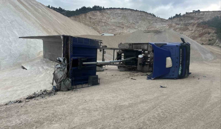 Kum boşaltırken devrilen kamyonda iş kazası: 1 yaralı
