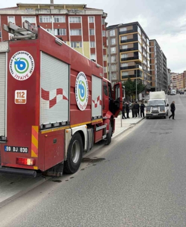 Seyir halindeki kamyonetten dumanlar yükseldi