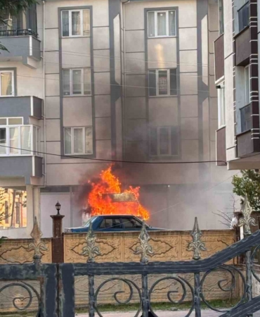 Tekstil malzemeleri yüklü minibüs alev aldı