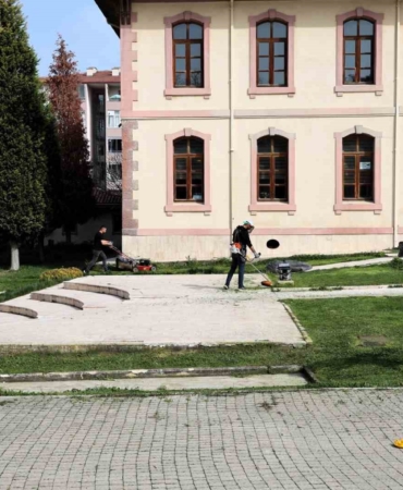 Bilecik’te çim biçme çalışmaları başladı