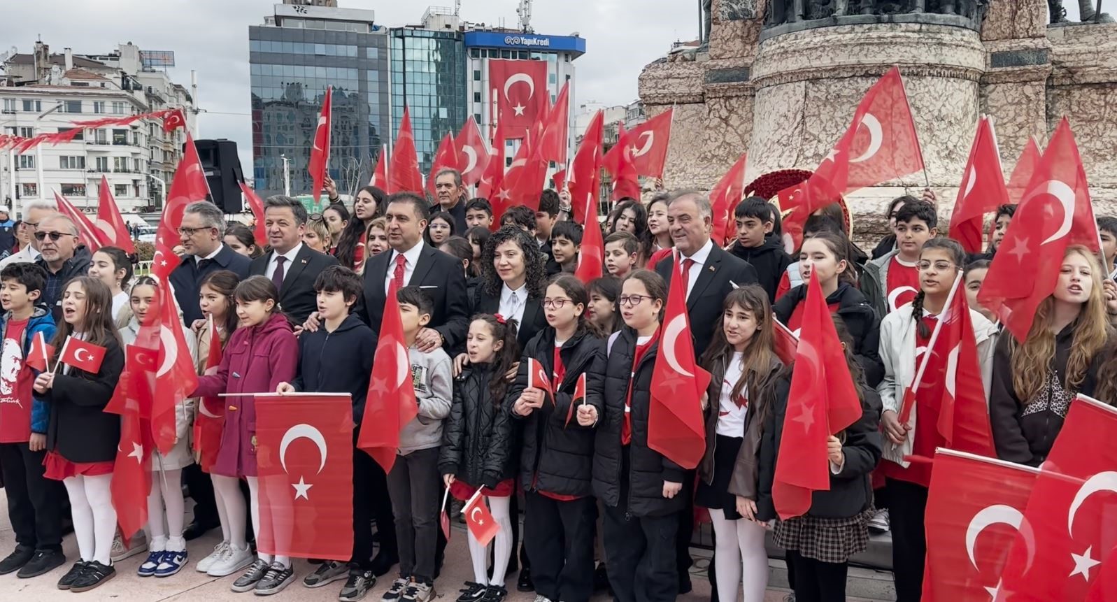 Taksim’de 23 Nisan töreni