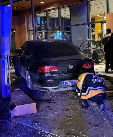 Bakırköy’de kontrolden çıkan araç kafeye daldı: 6 yaralı