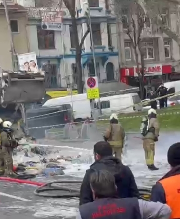 Fatih’te çöp kamyonunda yangın: Cadde trafiğe kapatıldı