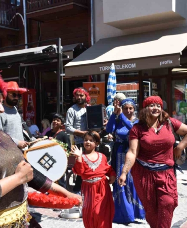 Edirne’de turistler romanların kakava davetine ortak oldu