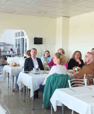 Burhaniye’de Yüksek Öğrenim Derneği üyeleri kahvaltıda buluştu