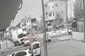 Otomobille çarpışarak, motosikletten fırladı: Yürekleri ağza getiren kaza kamerada