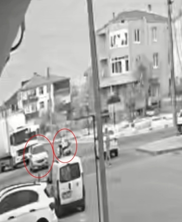 Otomobille çarpışarak, motosikletten fırladı: Yürekleri ağza getiren kaza kamerada