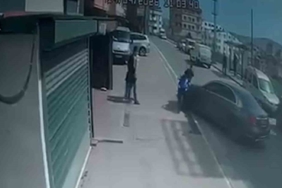 Çocuğunu tehdit ettiğini iddia ettiği motosikletliye otomobiliyle böyle çarptı