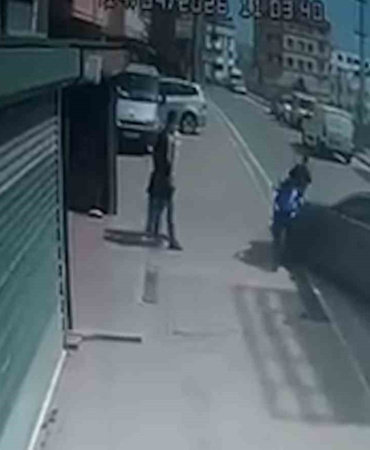 Çocuğunu tehdit ettiğini iddia ettiği motosikletliye otomobiliyle böyle çarptı