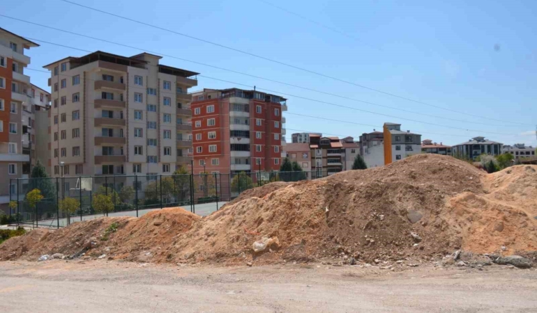 Vatandaşlardan yol kenarına dökülen hafriyatlara tepki