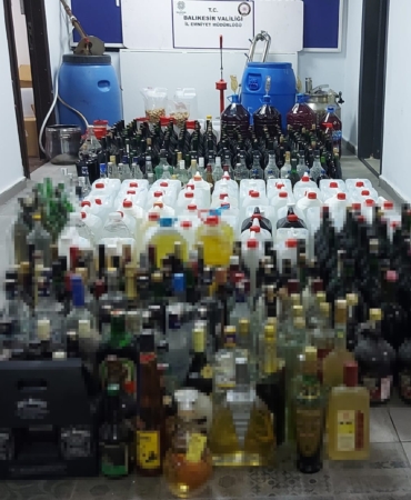 Ayvalık’ta kaçak içki ve uyuşturucudan 2 tutuklama