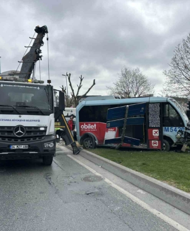 Beyoğlu’nda minibüs ile otomobil çarpıştı: 5 yaralı