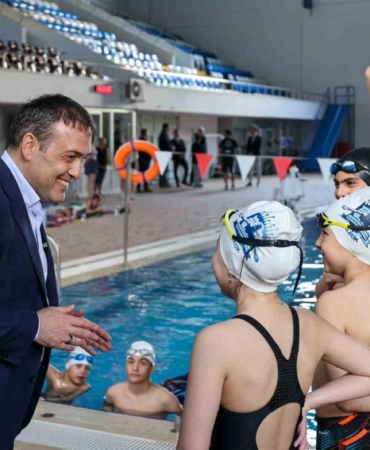 Vali Sözer kapalı yüzme havuzunda sporcularla bir araya geldi