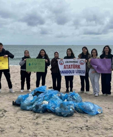 Kırklareli’nde çevreci öğrenciler sahilde temizlik yaptı