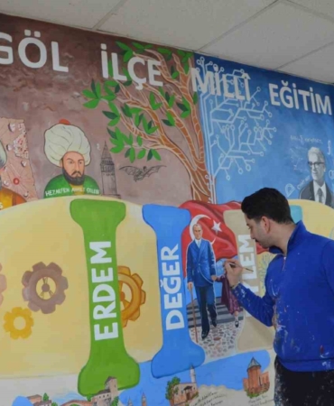 Engelli öğretmen hayal gücünü kullandı, Türkiye Yüzyılı Maarif Modeli müfredatını duvara resmetti