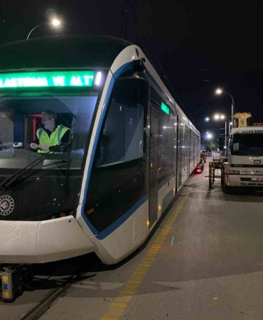 Yeni tramvayların sonuncusu raylara indirildi