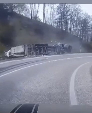 Virajı alamayan tır devrildi, sürücü yaralandı: Kaza anı kamerada