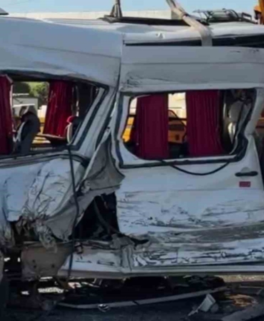Tırla çarpışan işçi servisi devrildi: 8 yaralı