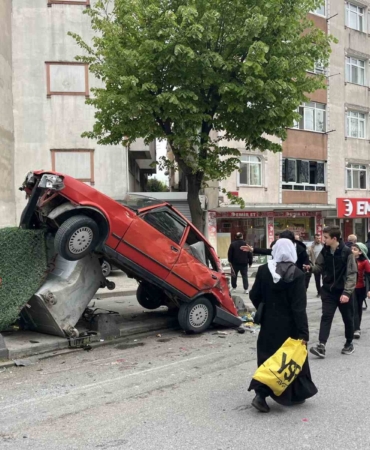 Bağcılar’da freni boşalan kamyon park halindeki 8 araca zarar verdi