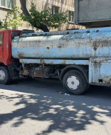 Park halindeki su tankerine çarpan scooter sürücüsü yaralandı